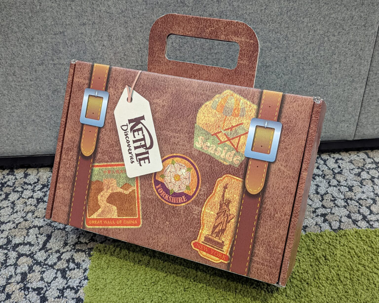 <a href='https://www.designprintdigital.com/portfolio/bespoke-influencer-packaging-boxes/'>Vintage Cardboard Suitcase Printing</a>